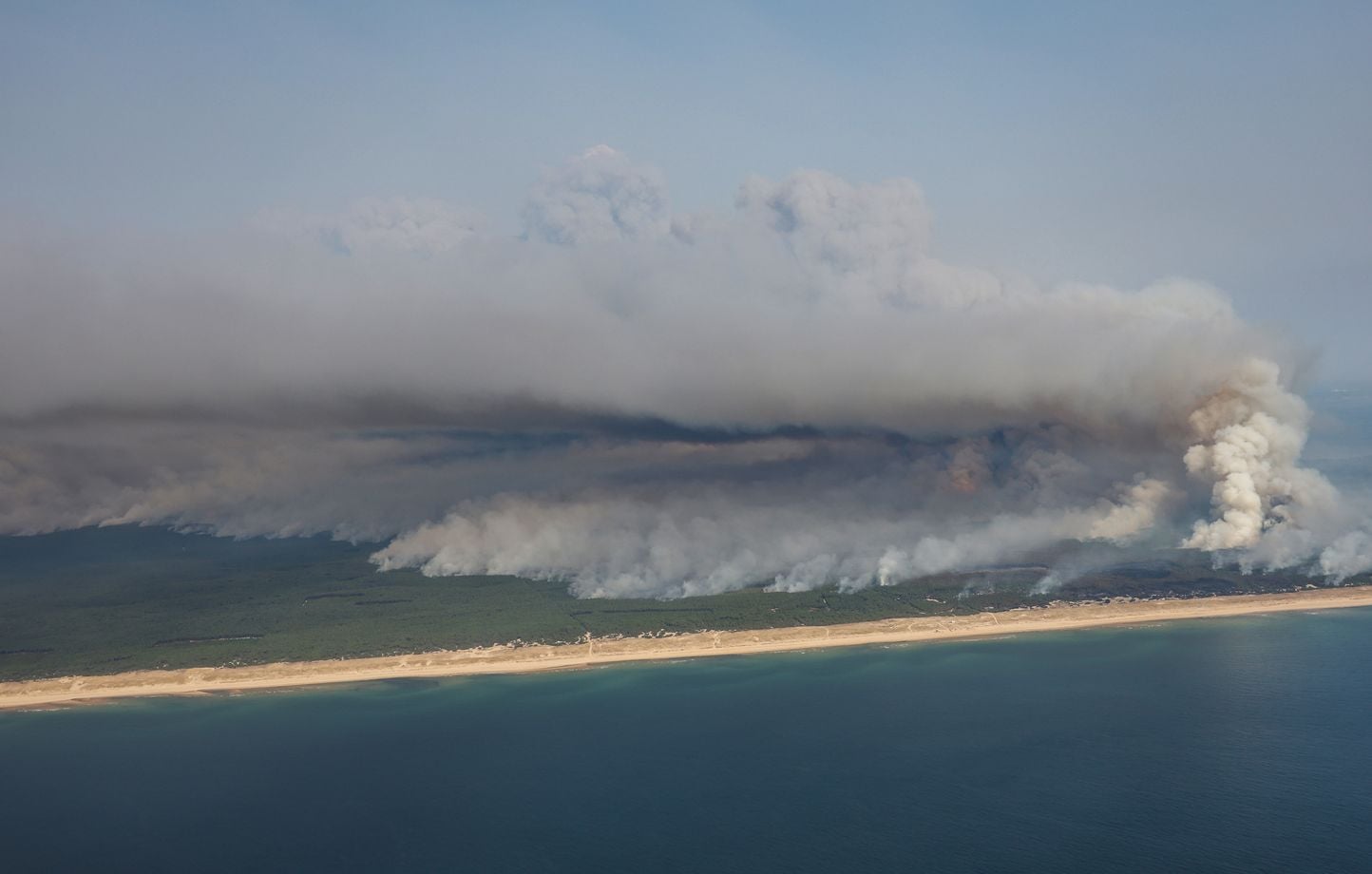 Más de 140.000 personas evacuadas y 22.000 hectáreas quemadas, Burdeos bajo amenaza Más de 140.000 personas evacuadas y 22.000 hectáreas quemadas, Burdeos bajo amenaza